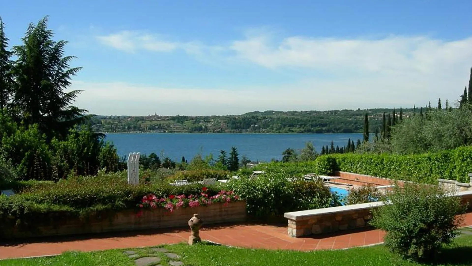Appartement Lovely Flat With Shared Pool And Amazing Lake View Salò Italië